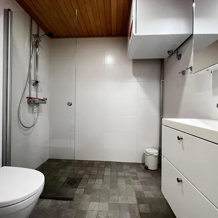 Transit Hel Airport アパート