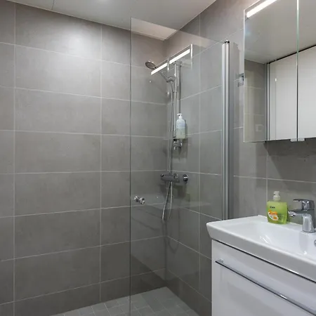 Transit Hel Airport アパート